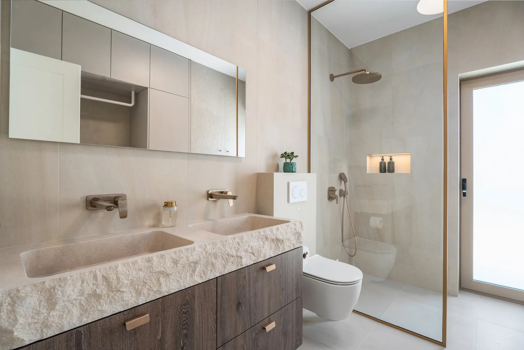 El baño familiar dispone de ducha, dos lavabos, lavadora y secadora