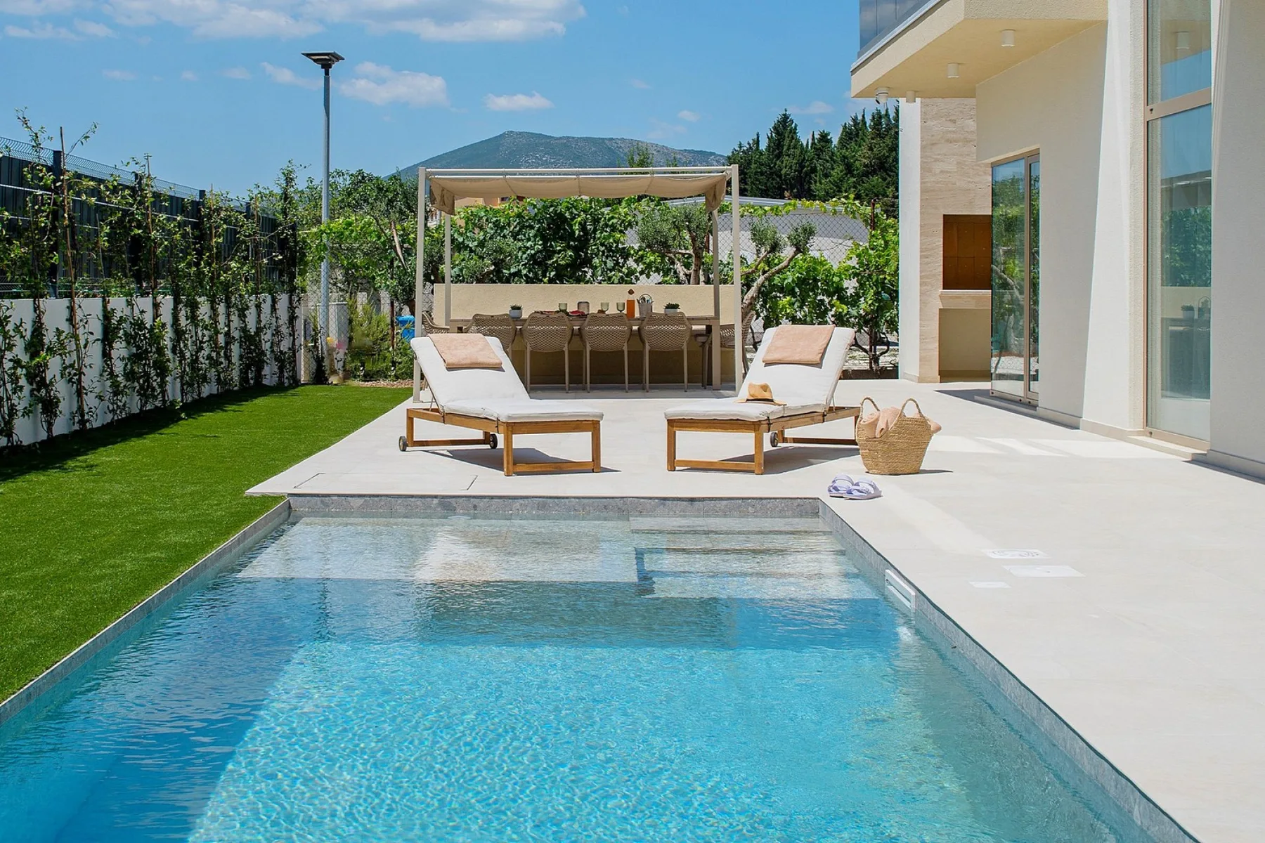 Villa Veluri con 4 dormitorios y piscina climatizada