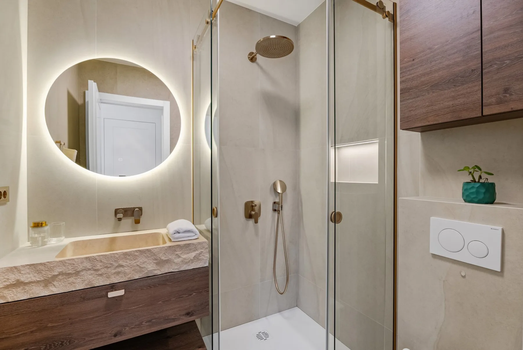 Un baño familiar con ducha, lavabo e inodoro