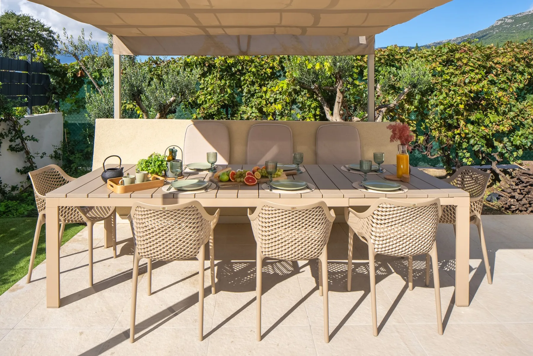 Una terraza cubierta con una cómoda zona de comedor al aire libre.