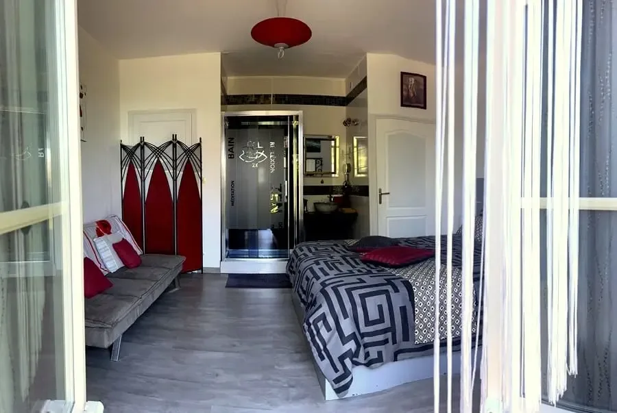 Ground-floor Pierre room with king-size bed and garden access