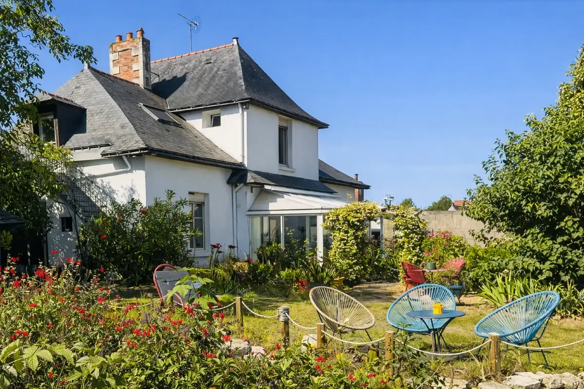 Maison d’hôtes with garden and outdoor relaxation area
