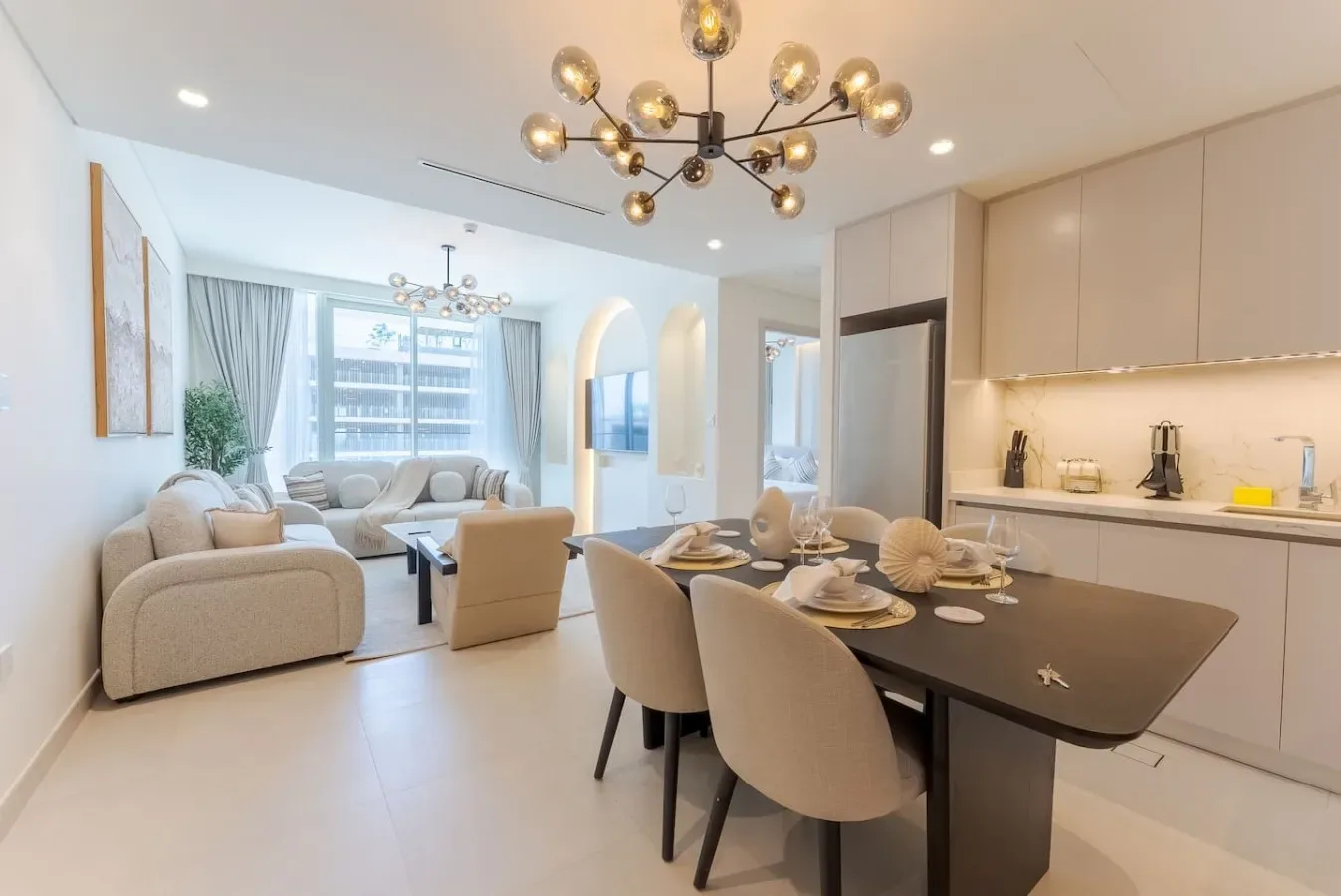 Comedor y sala de estar de concepto abierto, con la mesa puesta y asientos.