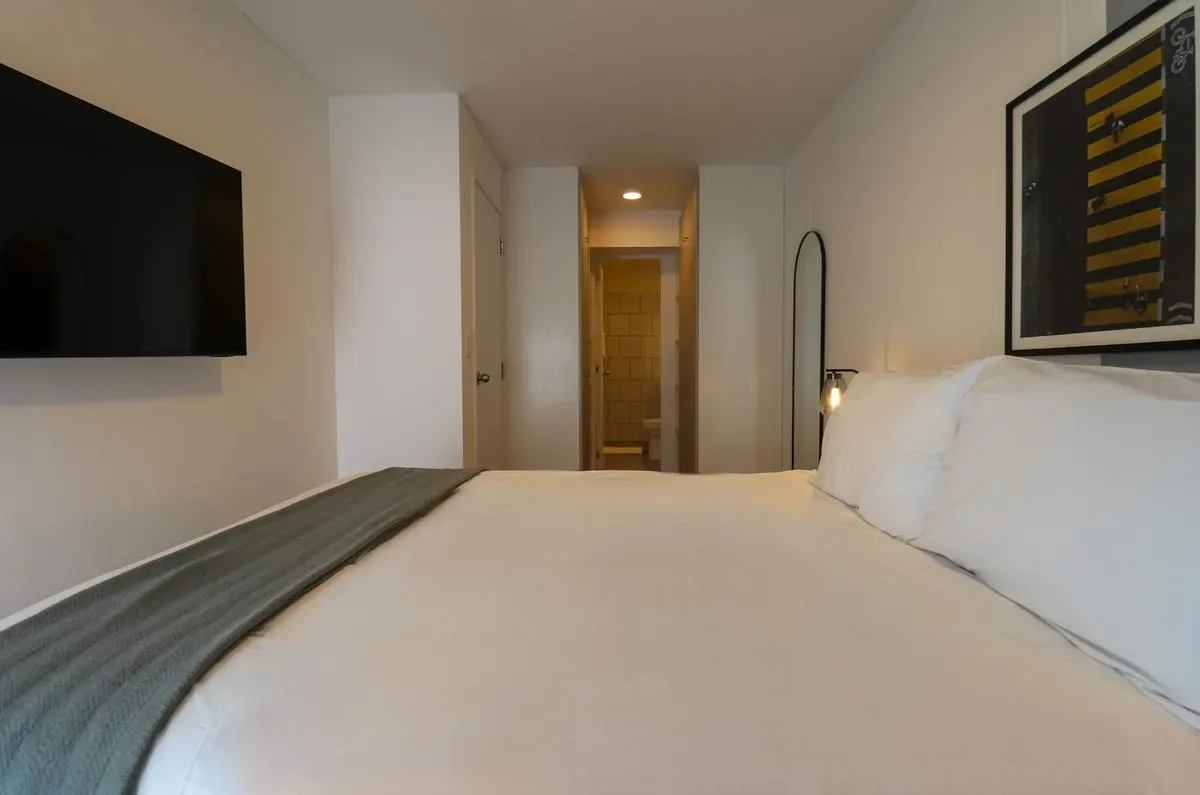 Central 2BR w/ Balcony in Miraflores