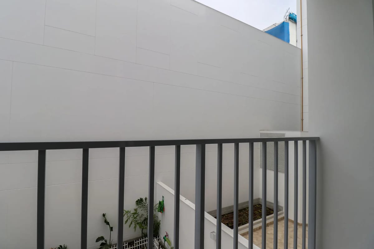 Central 2BR w/ Balcony in Miraflores