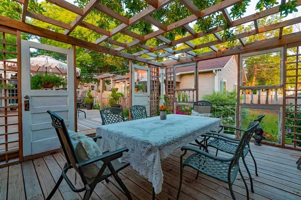 Terraza para tomar vino y jardines en el patio trasero