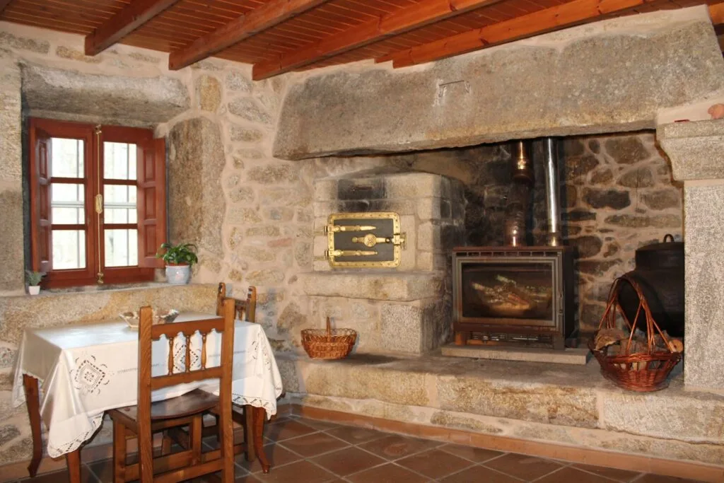 Chimenea en Casa Raúl de Lires