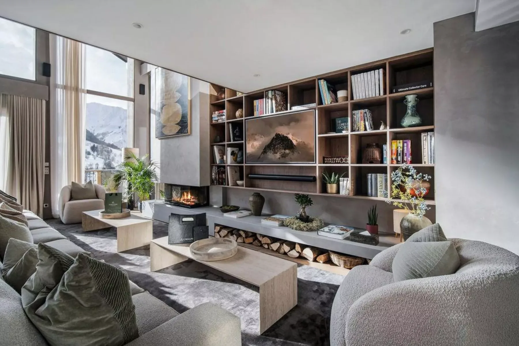 Una sala de estar contemporánea con chimenea, estanterías empotradas y asientos.
