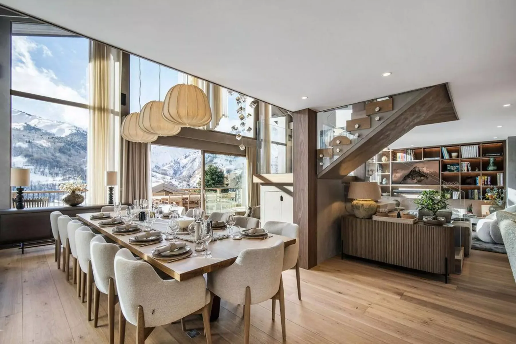 Comedor junto a ventanales, con una mesa preparada para comer.