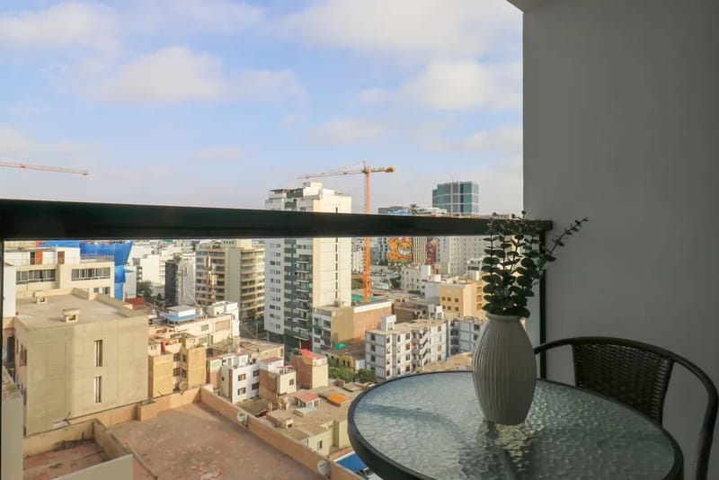 Deluxe 3BR w/ Balcony in Prime Miraflores