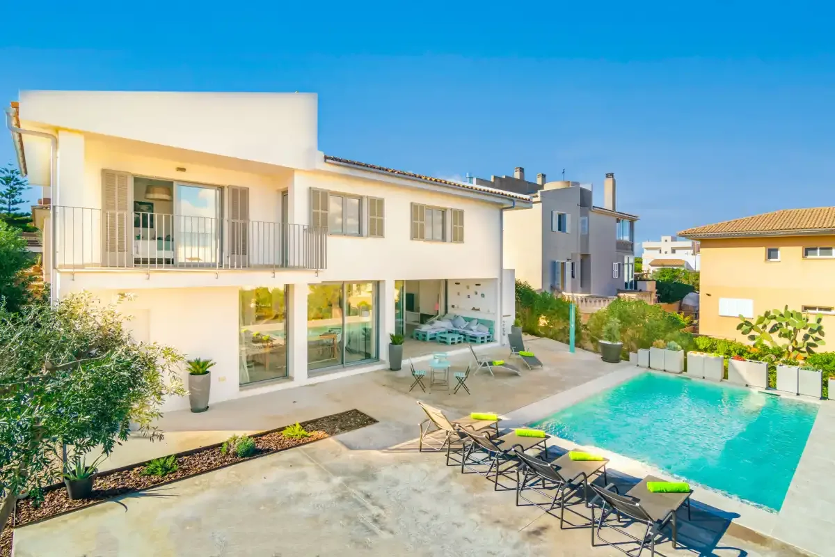 Una casa moderna da a una piscina y un patio.