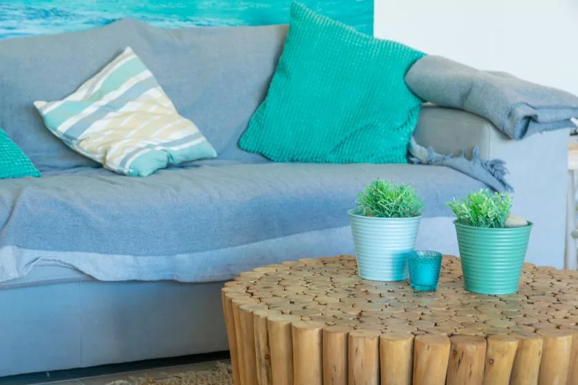 Una zona de estar con una mesa baja de madera y plantas en macetas.