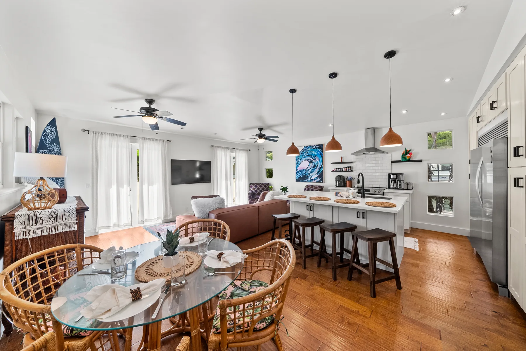 Cocina y comedor de concepto abierto con una isla y una mesa de comedor.