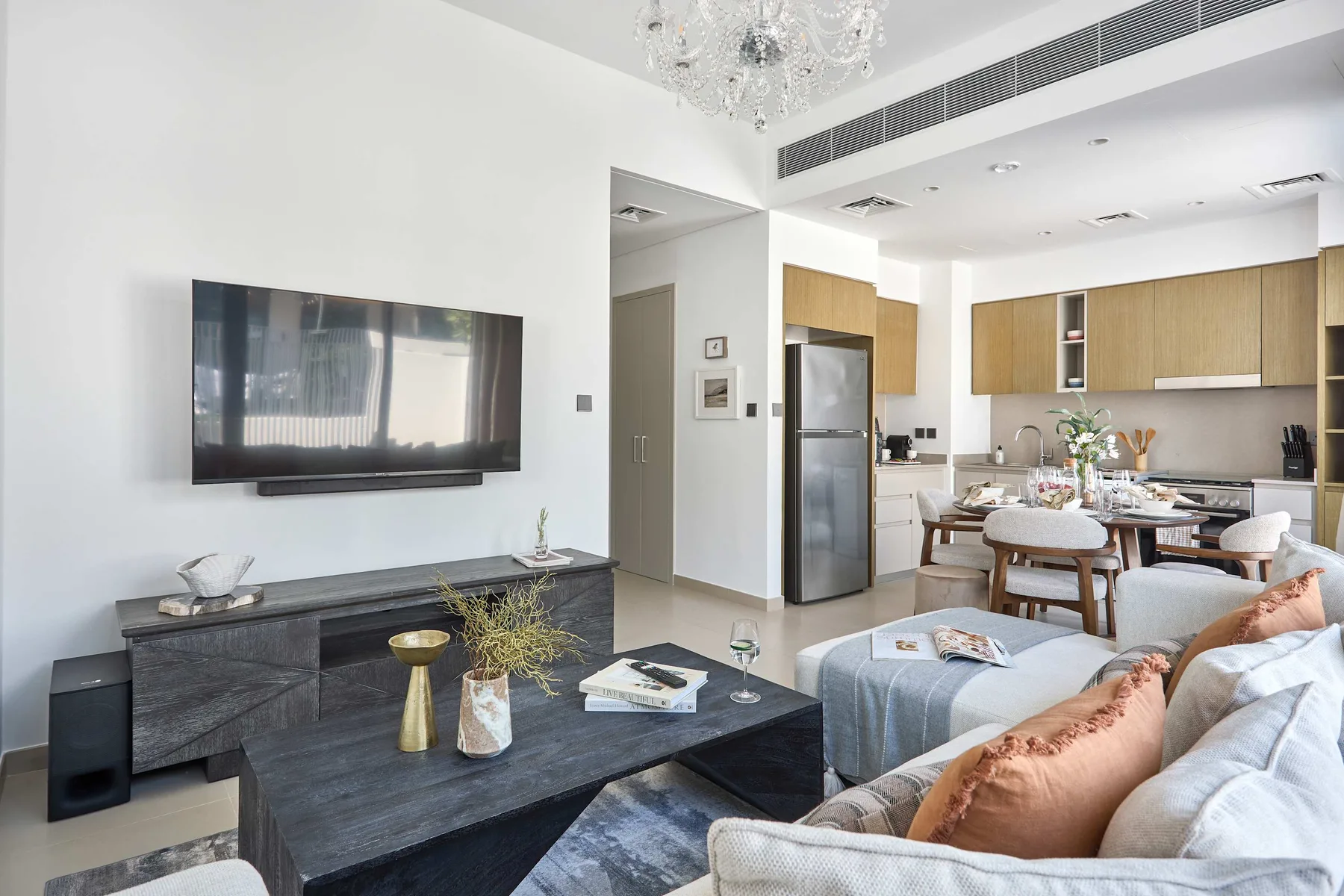 Una luminosa sala de estar y cocina de concepto abierto con mesa de comedor y asientos.