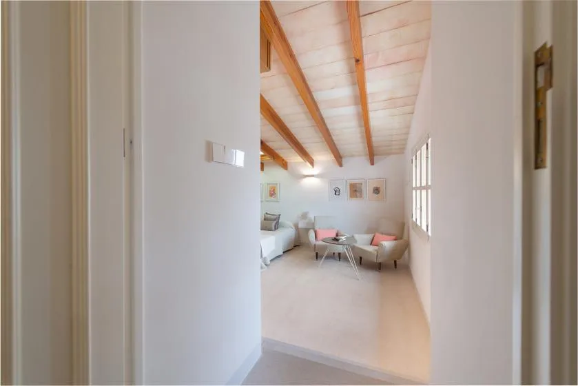 Una sala luminosa con asientos bajo vigas de techo a la vista.