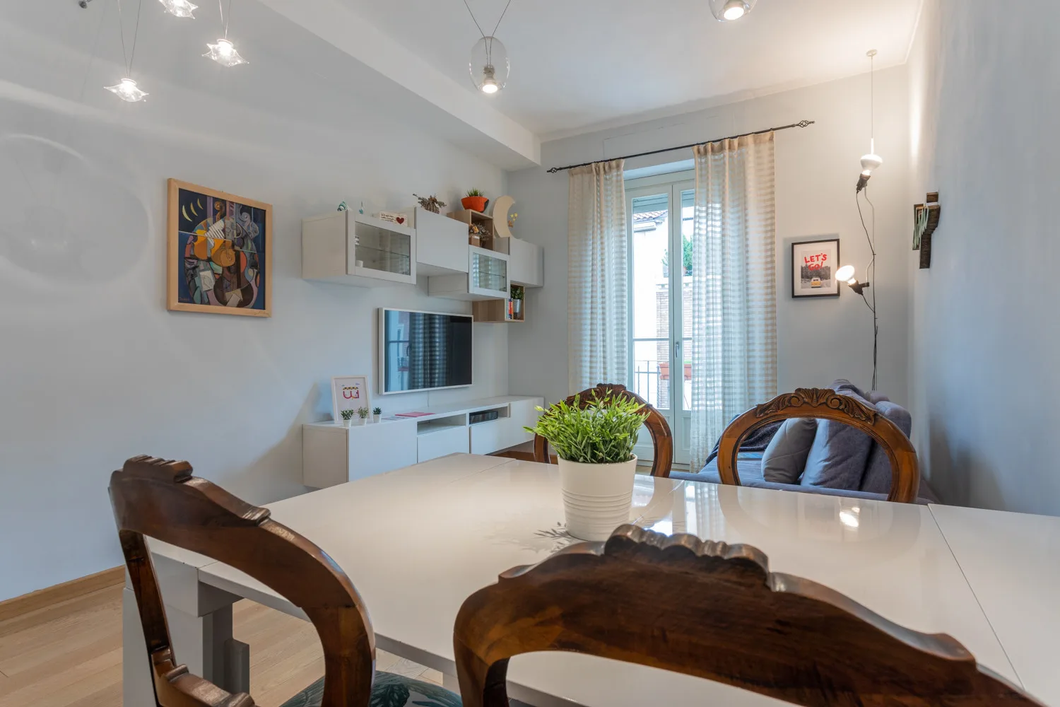 Comedor con mesa y sillas junto a una ventana luminosa.