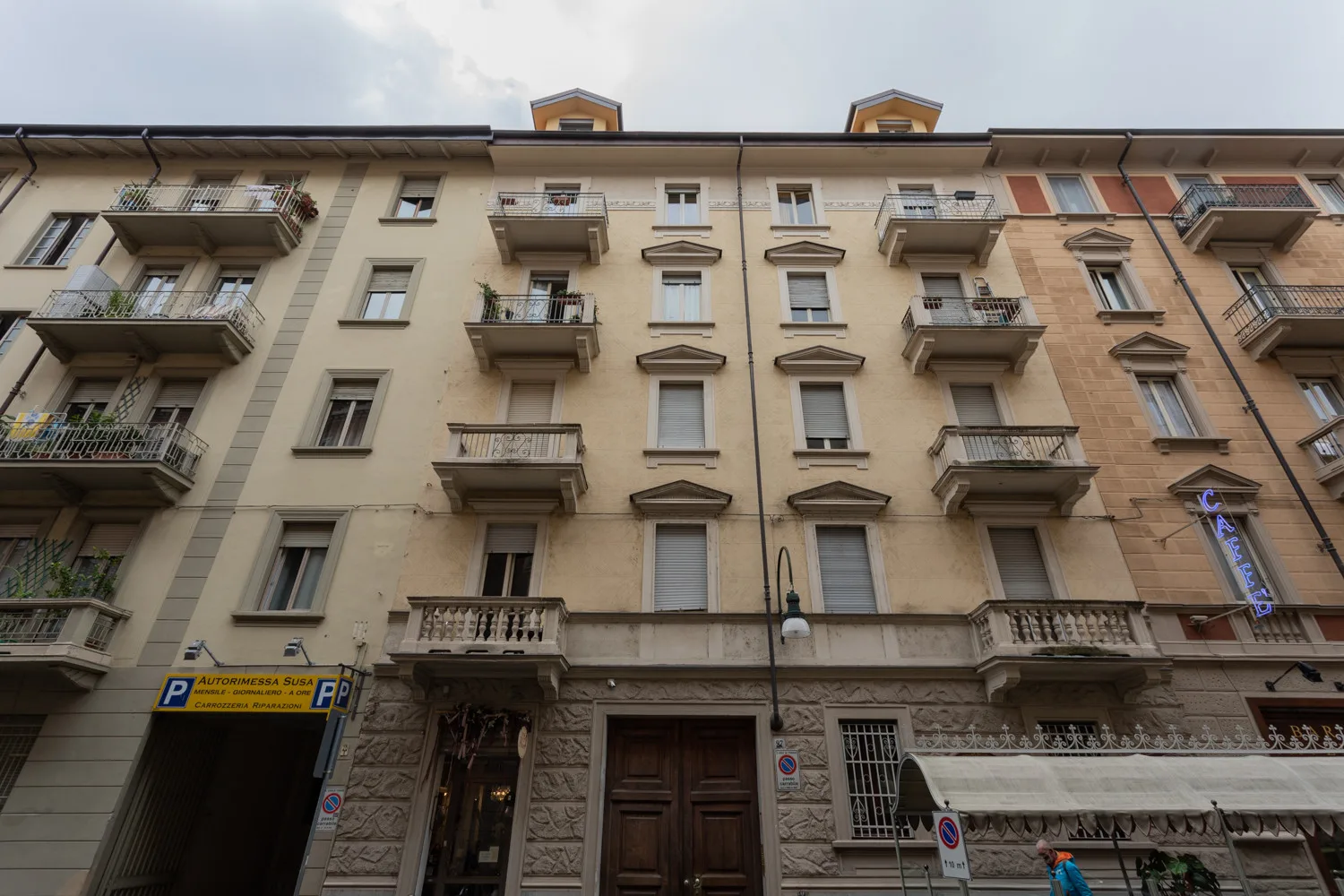 Vista exterior de un edificio de apartamentos de varios pisos con balcones.