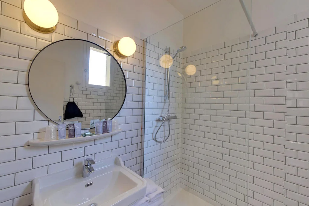 Baño de una habitación triple