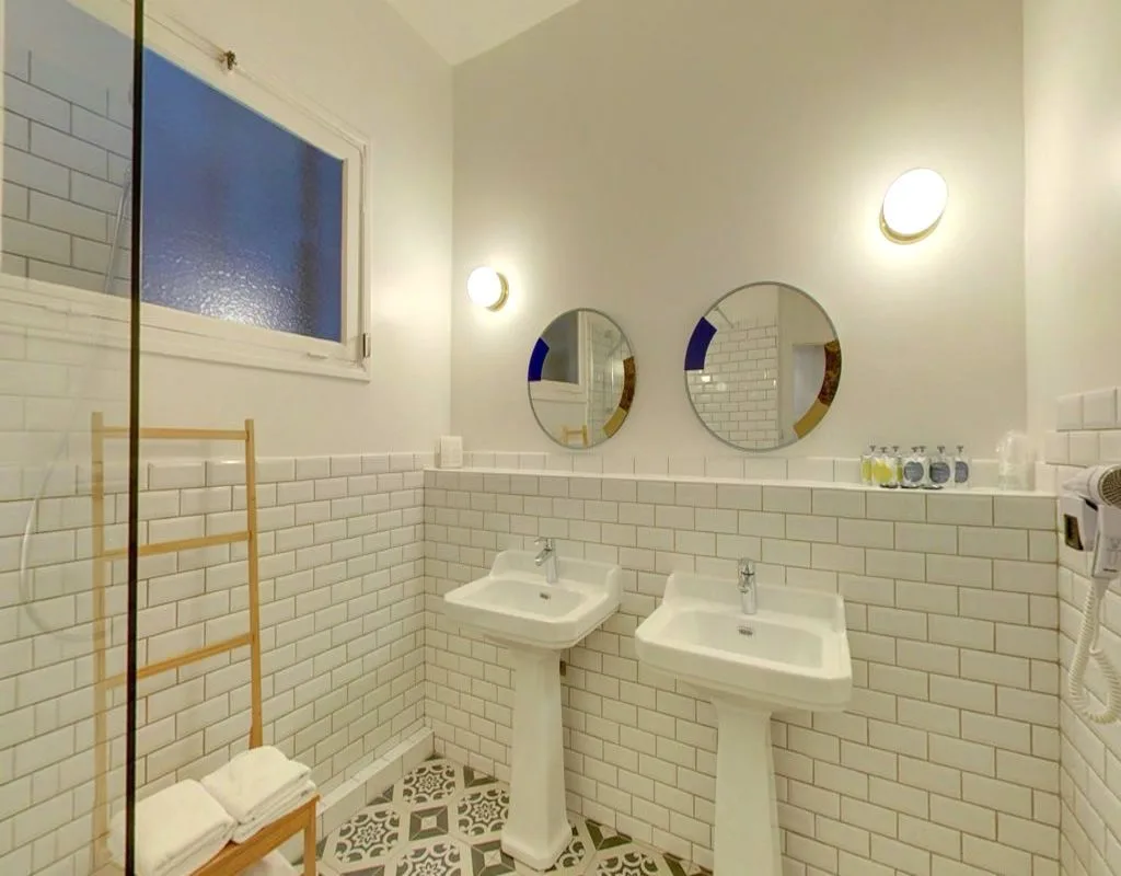 Baño de una habitación cuádruple