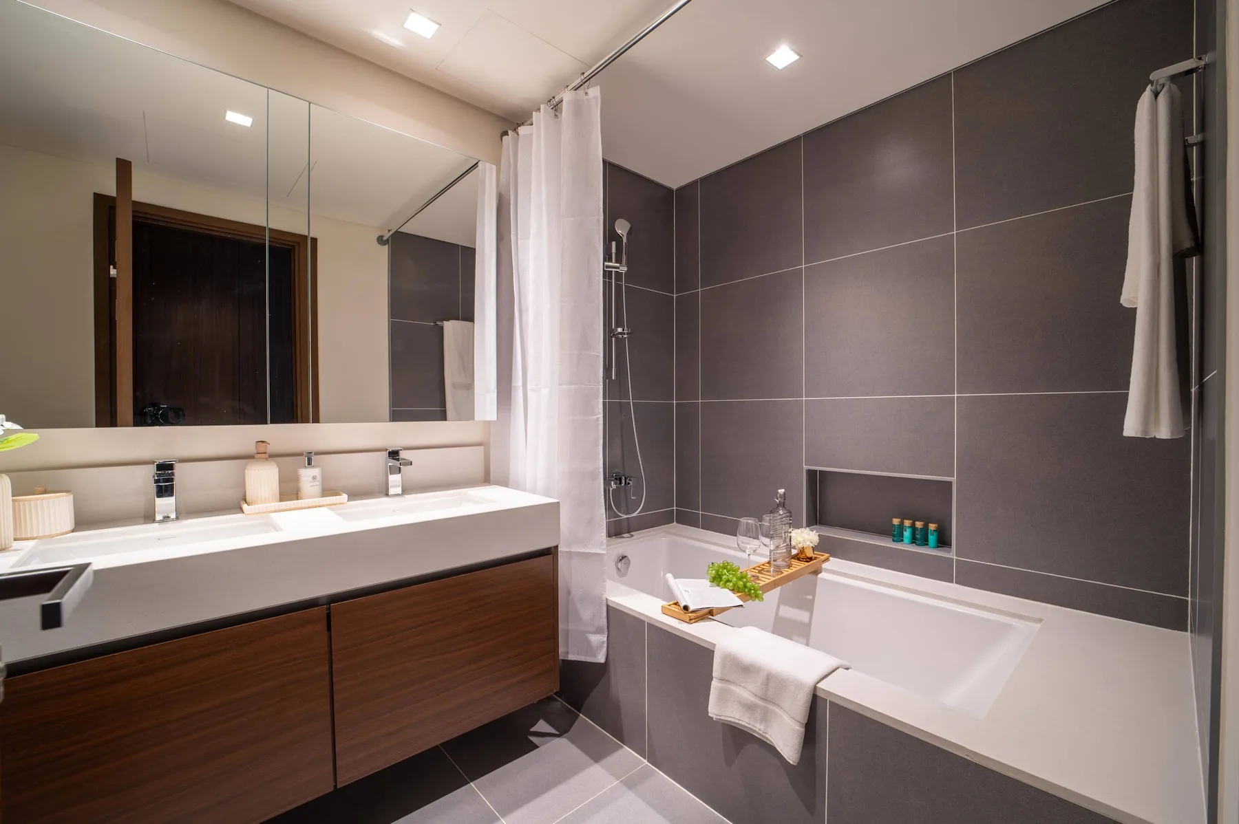 Un baño moderno con bañera, ducha y un amplio lavabo.