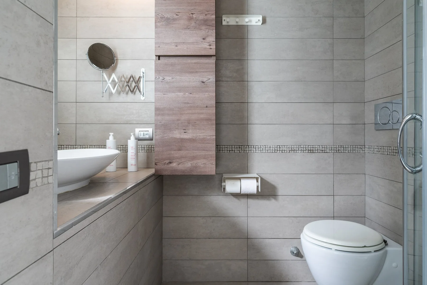 Un baño alicatado con lavabo y váter.