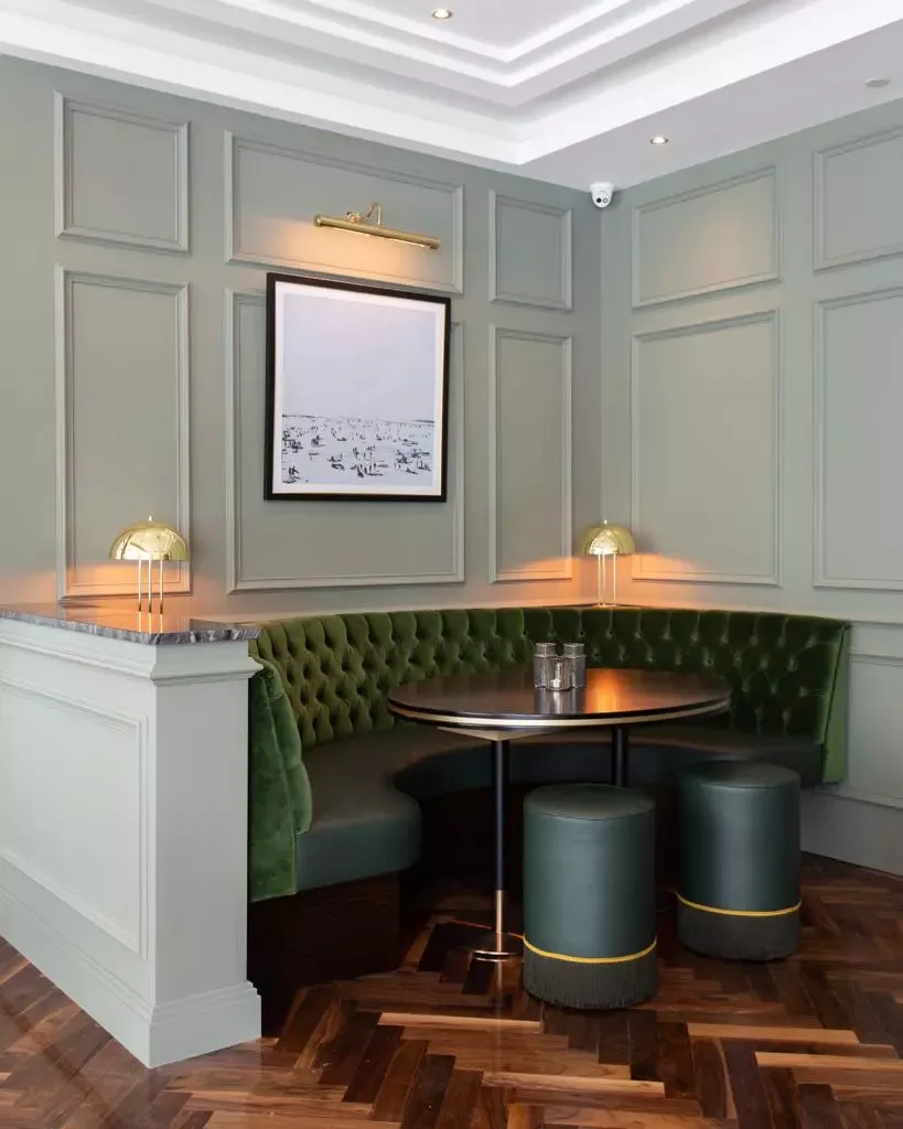 Zona de asientos del bar del hotel