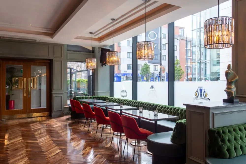Zona de asientos del bar Savoy