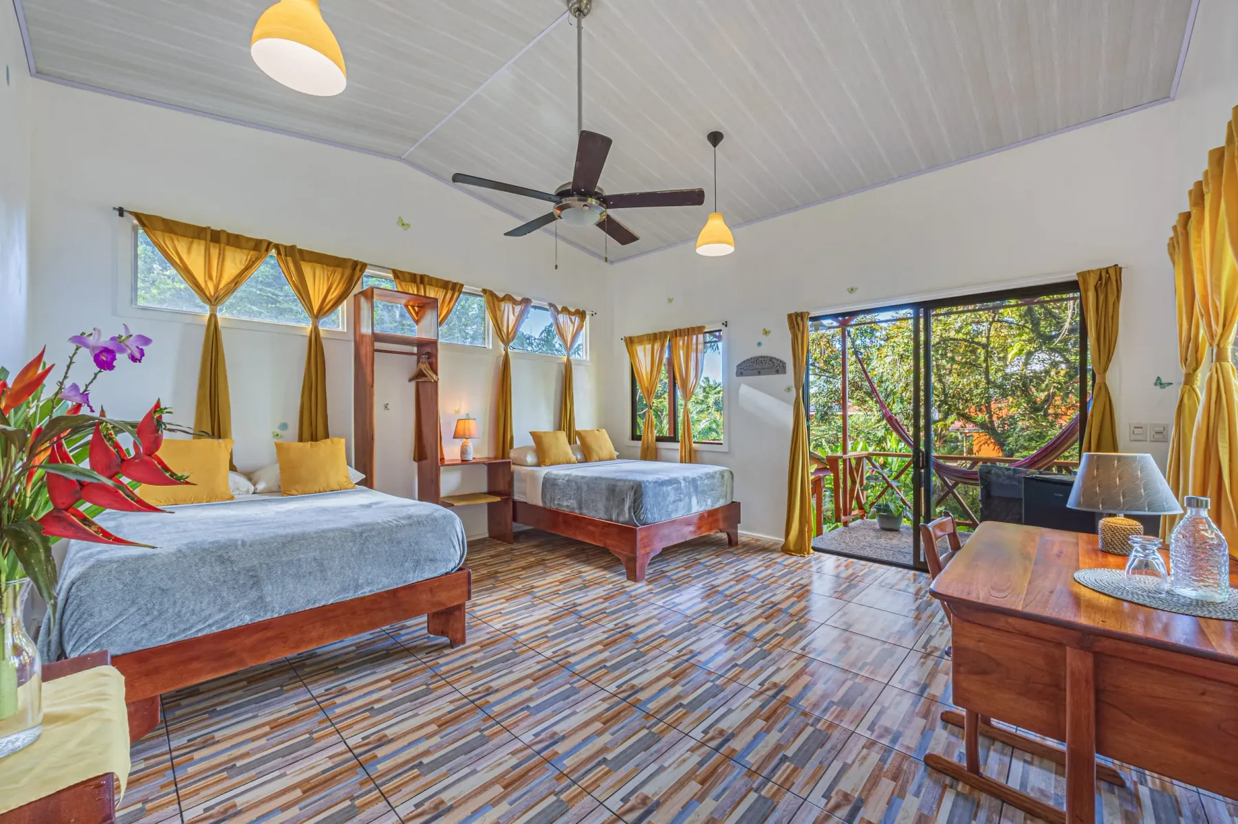 Mariposa Room: bedroom