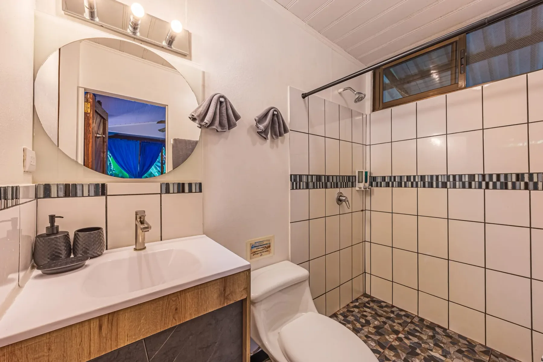 Rana Room: bathroom
