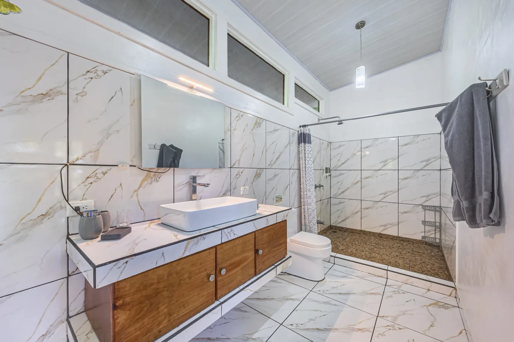 Mariposa Room: bathroom