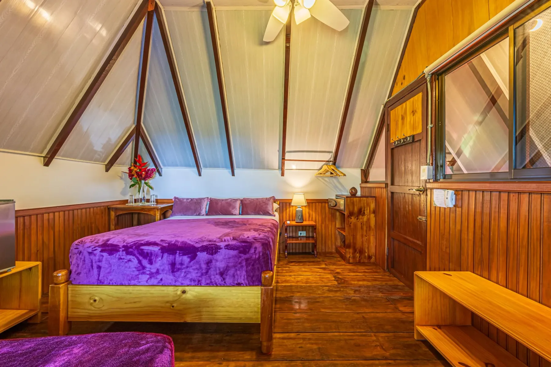 Honeymoon Suite: bedroom