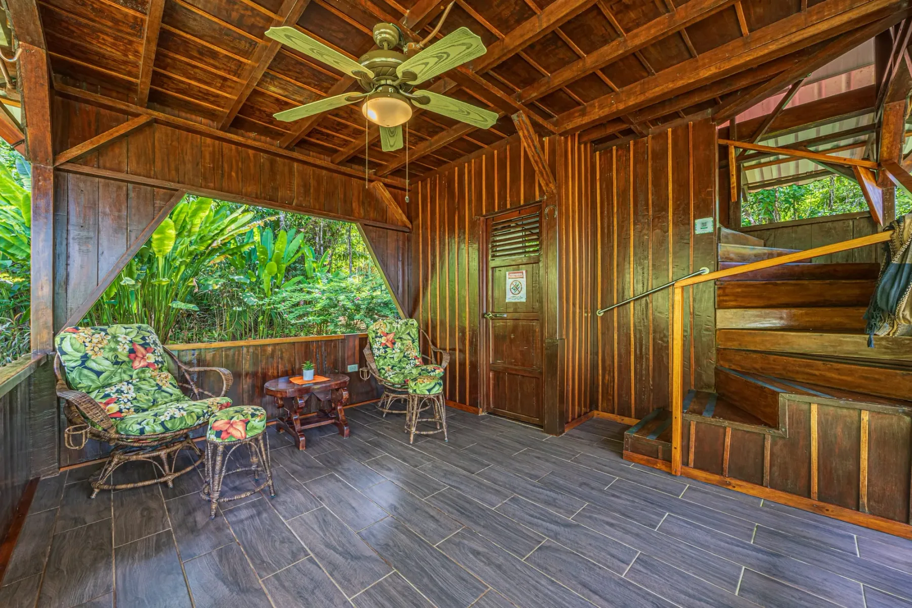 Honeymoon Suite: porch