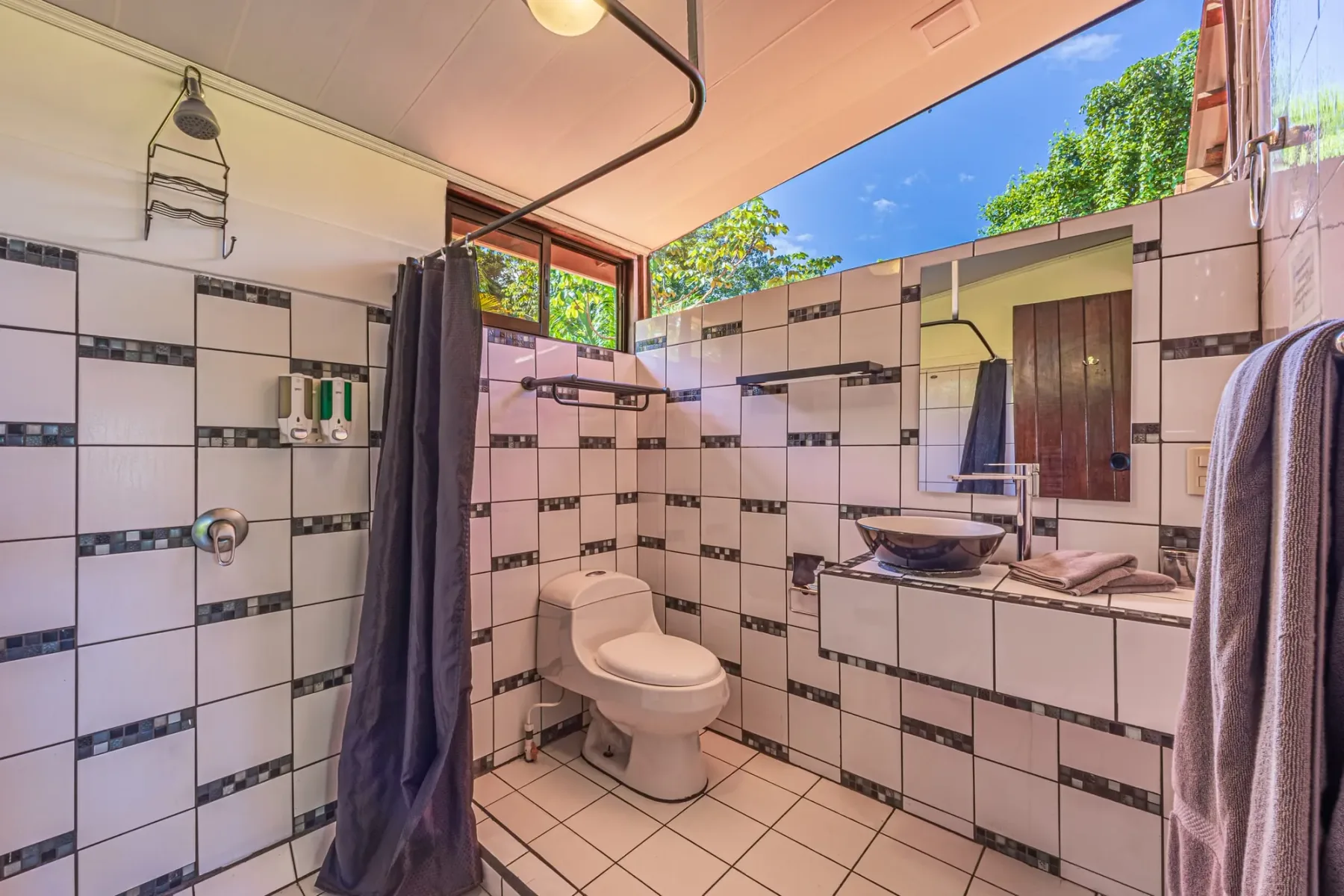 Duplex: bathroom