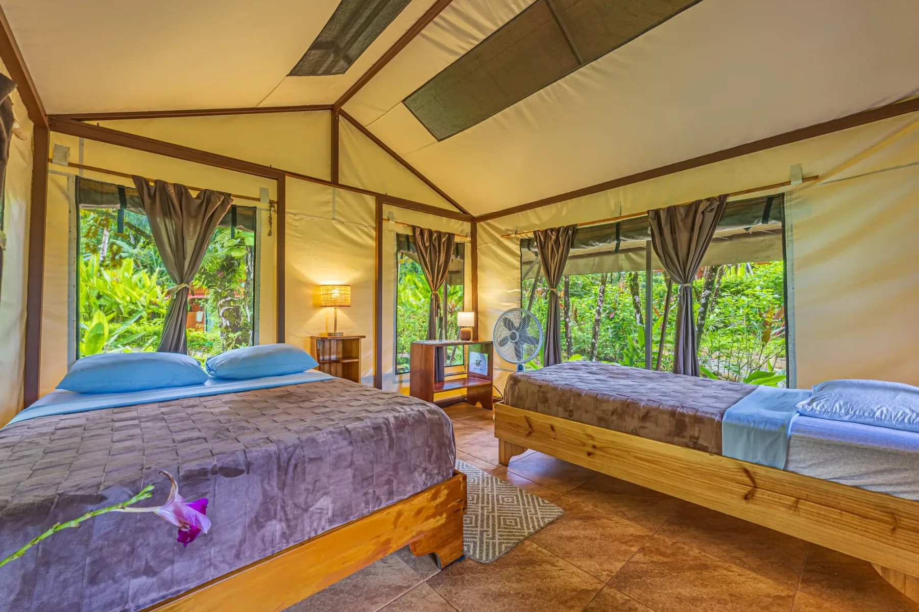 Private Glamping Tents: bedroom
