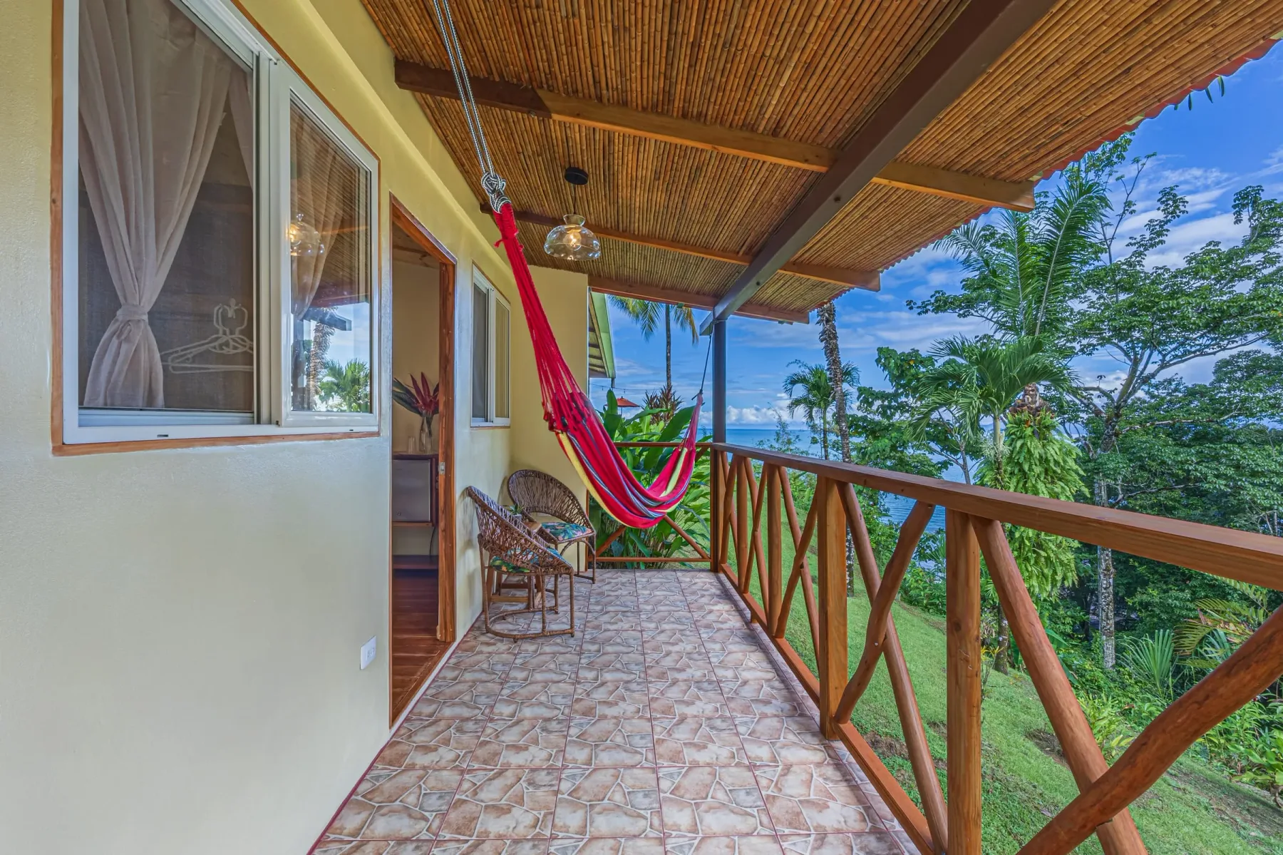 Iguana Room: porch