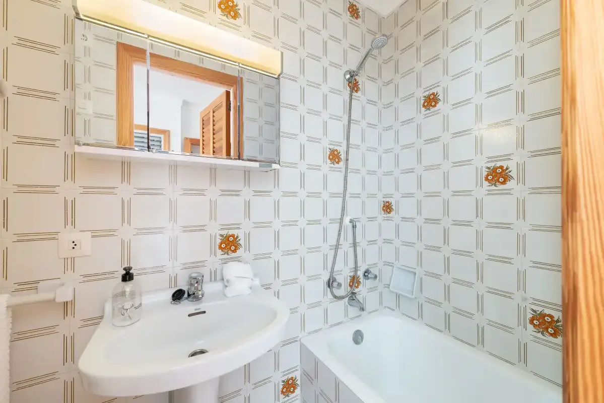 Un baño alicatado con lavabo y bañera.