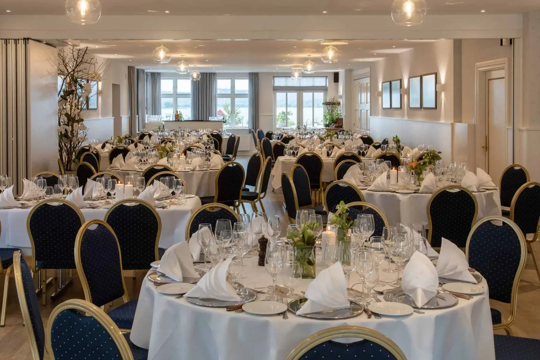 Comedor del restaurante preparado para un evento.