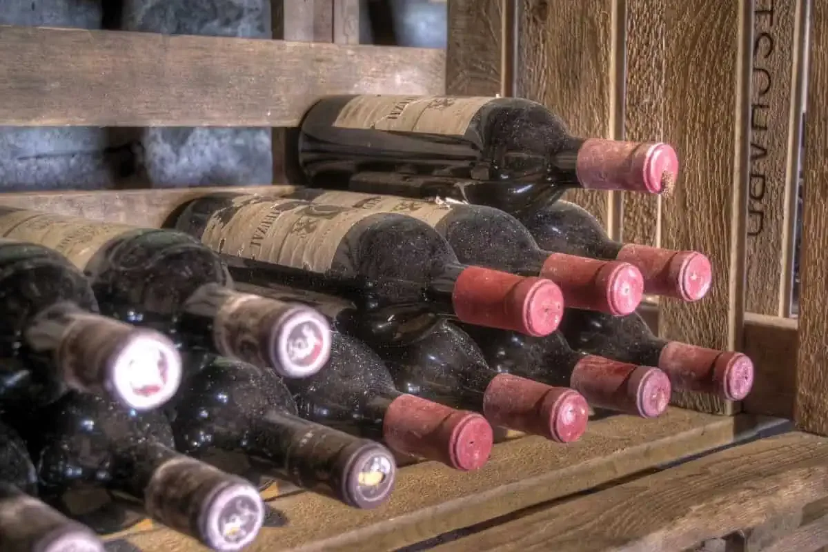 Botellas de vino guardadas en un armario de madera para vinos.