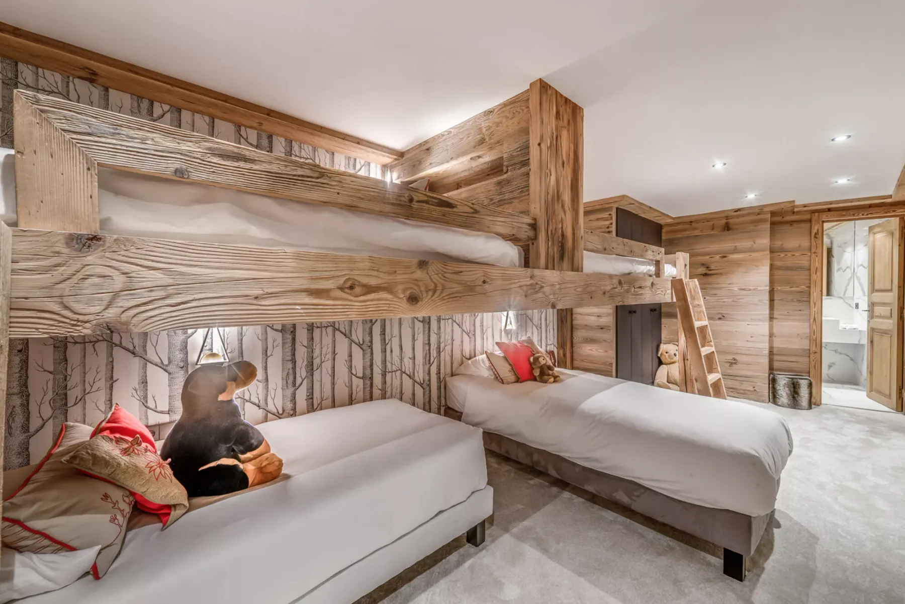 Un dormitorio revestido de madera con literas y ropa de cama blanca.
