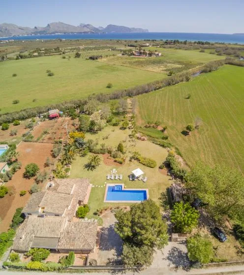 Una vista aérea muestra una propiedad rural con piscina y campos abiertos.