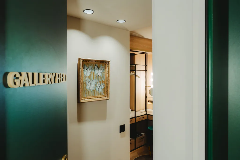 Gallery Red Junior Suite