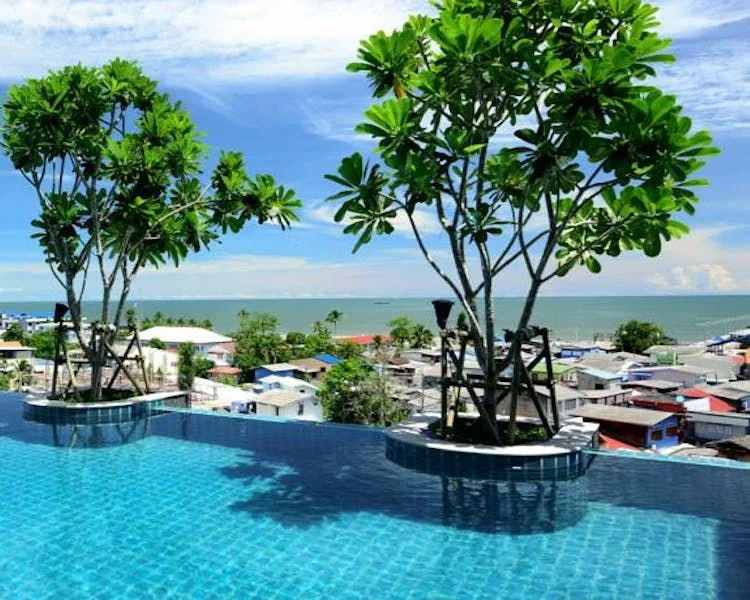Piscina infinita en la azotea con vistas a la ciudad y al golfo de Tailandia.