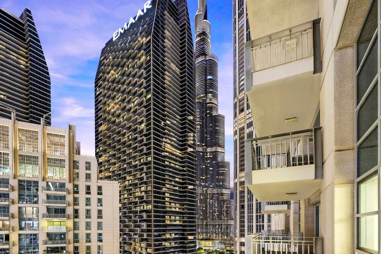 Un paisaje urbano de edificios altos, incluida una torre oscura con el letrero EMAAR.