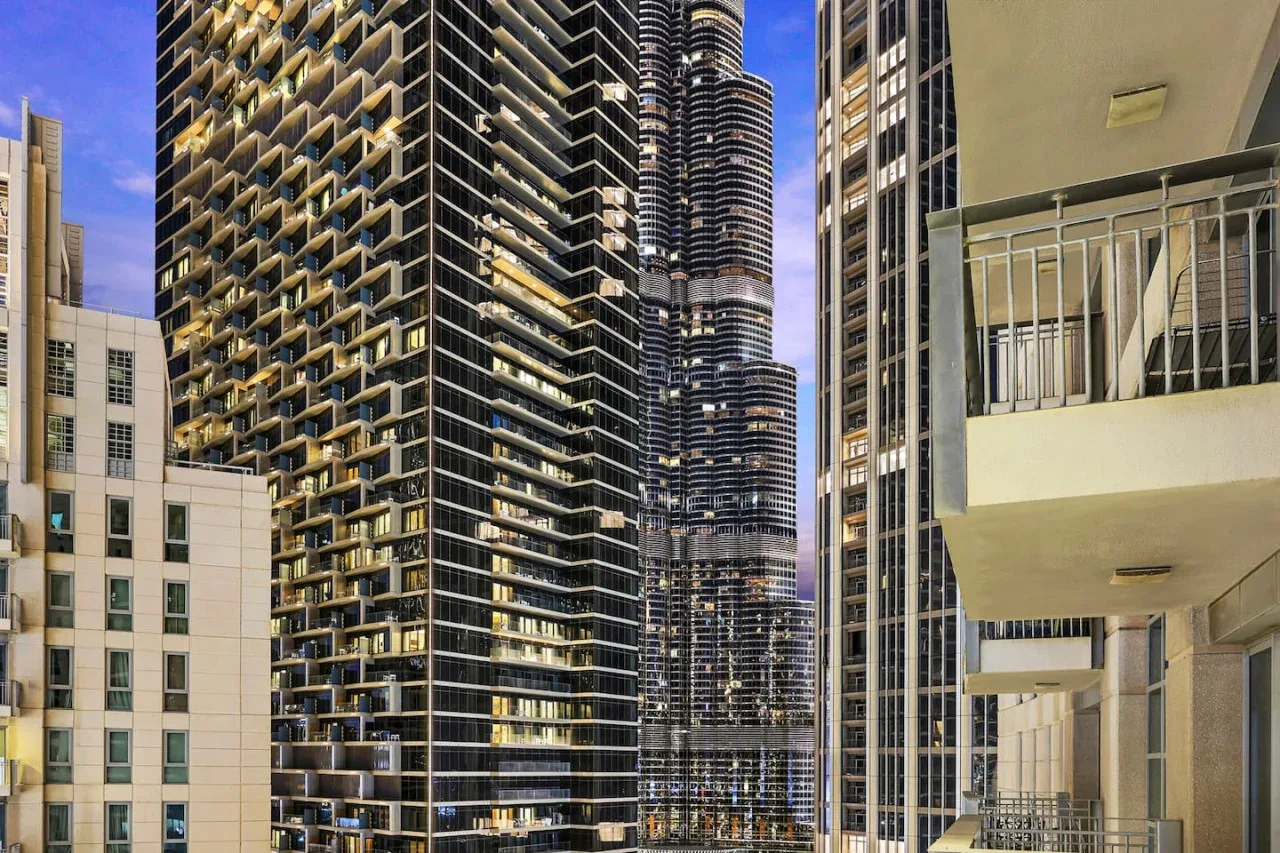 Un paisaje urbano de edificios altos visto desde un balcón.