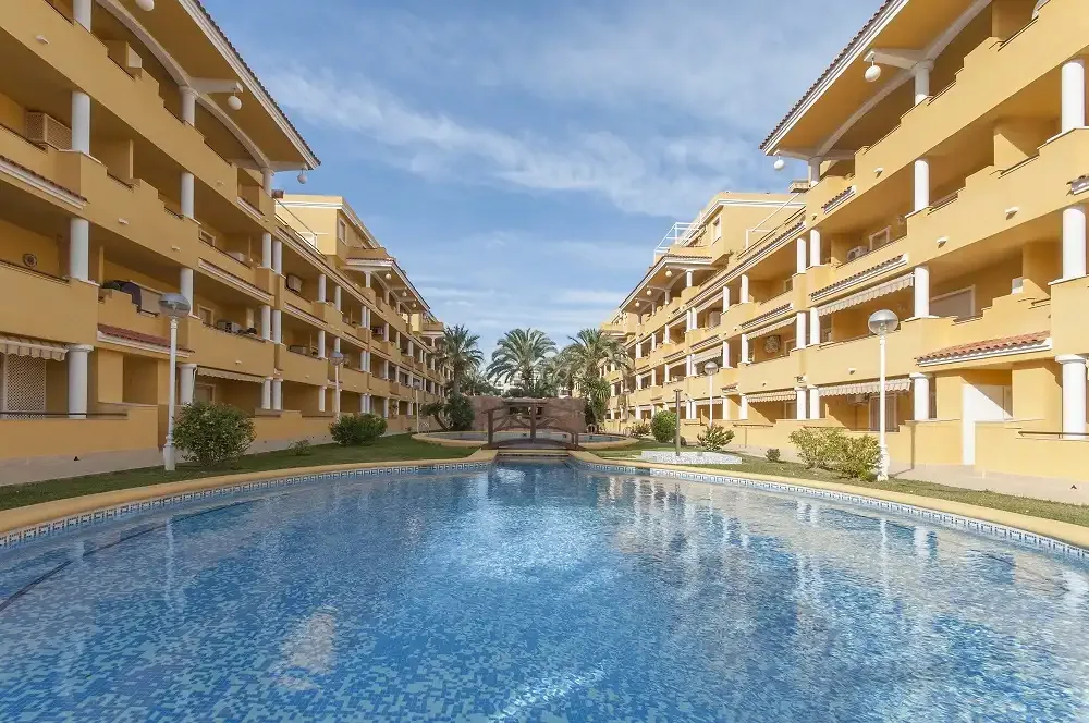 Una piscina se encuentra entre hileras de edificios de apartamentos.