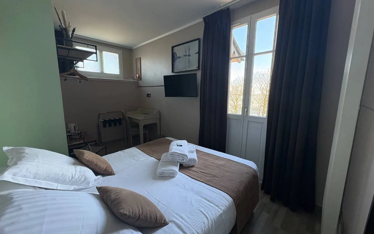 Habitación triple con cama doble y vistas a la bahía