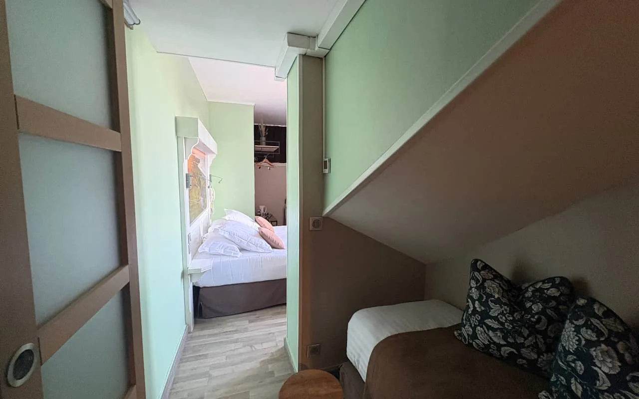 Habitación triple con cama doble y vistas a la bahía