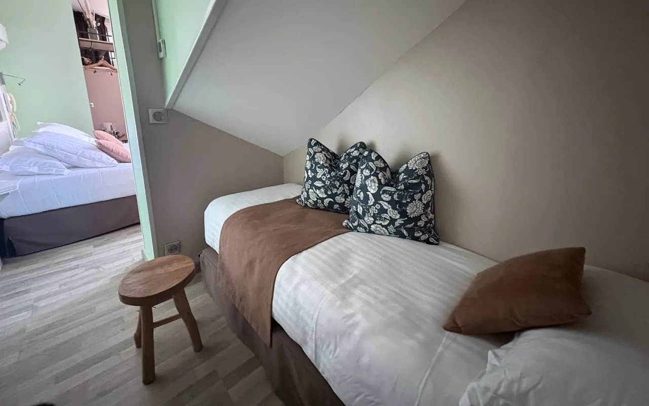 Habitación triple con cama doble y vistas a la bahía