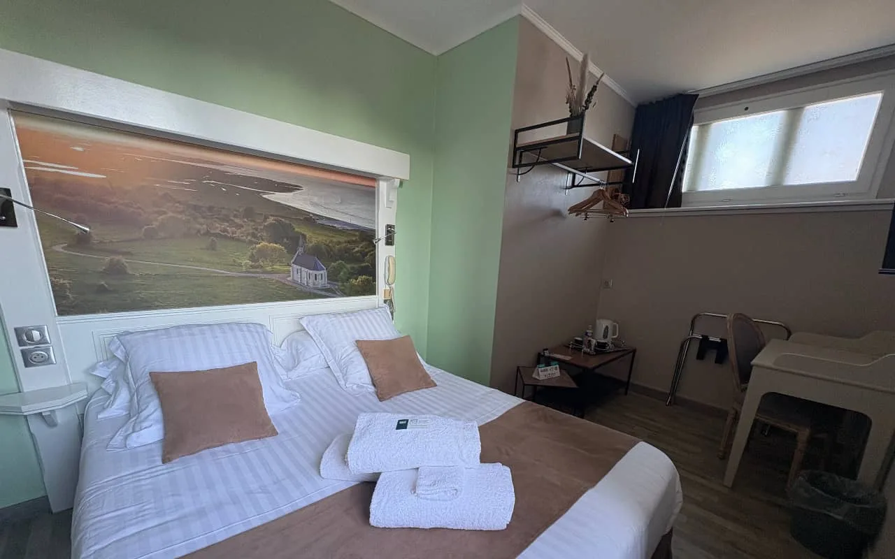 Habitación triple con cama doble y vistas a la bahía