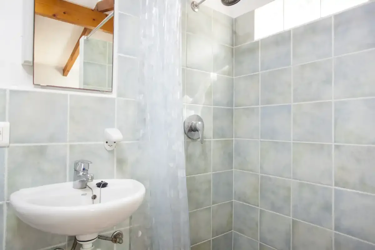 Un baño alicatado con lavabo y ducha.
